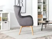 Nowoczesny fotel LETA GRAFITOWY uszak na bukowych nogach  - w aranżacji ze stolikiem FJORD