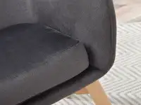 Nowoczesny fotel LETA GRAFITOWY uszak na bukowych nogach - charakterystyczne detale