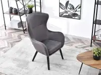 Fotel LETA GRAFITOWY uszak na czarnych nogach z drewna w aranżacji