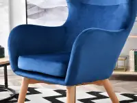 Fotel z wysokim oparciem LETA GRANAT z weluru na nodze buk - nowoczesna bryła