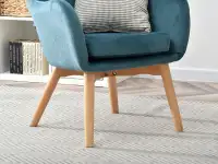 Designerski fotel LETA TURKUSOWY na bukowych nogach - bukowa podstawa