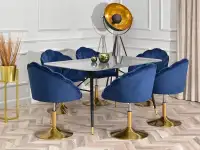 Mały fotel muszelka LISA RING GRANAT - ZŁOTA STOPA - w aranżacji ze stołem BERNO