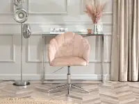 Przytulny fotelik welurowy LISA STAR PUDROWY - CHROM - w aranżacji z konsolą BALI