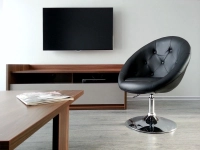 Fotel wypoczynkowy LOUNGE 3 czarny w nowoczesnym wnętrzu.