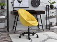 Designerski fotel obrotowy LOUNGE 4 żółty - w aranżacji z biurkiem GAVLE i regałami JENS