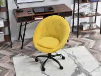 Designerski fotel obrotowy LOUNGE 4 żółty - w aranżacji z biurkiem GAVLE i regałami JENS