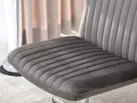 Mały szary fotel do salonu LUIZA WELUROWY NOGA CHROM - nowoczesny design