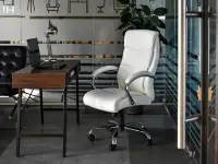 Tapicerowany fotel biurowy dla prezesa LUKS biały - w aranżacji z biurkiem GAVLE