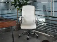 Tapicerowany fotel biurowy dla prezesa LUKS biały - w aranżacji z biurkiem GAVLE