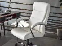 Tapicerowany fotel biurowy dla prezesa LUKS biały - komfortowe siedzisko