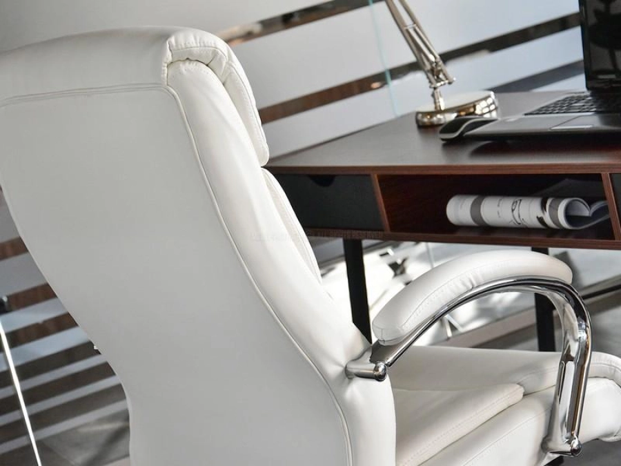 Tapicerowany fotel biurowy dla prezesa LUKS biały - nowoczesna forma