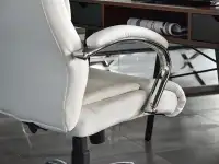Tapicerowany fotel biurowy dla prezesa LUKS biały - wygodne podłokietniki