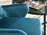 Aksamitny fotel bujany LUSSO TURKUSOWY NA CZARNYCH PŁOZACH - miękkie podłokietniki