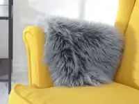 Designerski fotel uszak do salonu MALMO żółty - komfortowe podłokietniki