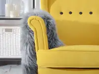 Designerski fotel uszak do salonu MALMO żółty - komfortowe podłokietniki
