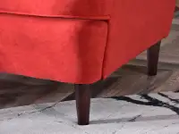 Fotel tapicerowany MALMO ŻURAWINA - DREWNO ORZECH - smukłe nóżki