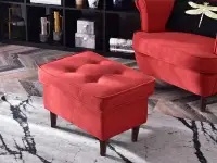 Fotel tapicerowany MALMO ŻURAWINA - DREWNO ORZECH - podnóżek