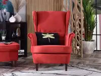Fotel tapicerowany MALMO ŻURAWINA - DREWNO ORZECH - w aranżacji z podnóżkiem MALMO