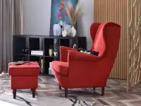 Fotel tapicerowany MALMO ŻURAWINA - DREWNO ORZECH - w aranżacji z podnóżkiem MALMO