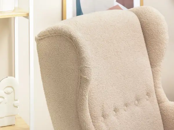 Stylowy fotel wypoczynkowy w beżowej tkaninie boucle: komfort i klasyka dla Twojego salonu