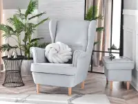Fotel w stylu skandynawskim MALMO JASNY SZARY- DREWNO BUK - w aranżacji z podnożkiem MALMO
