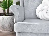 Fotel w stylu skandynawskim MALMO JASNY SZARY- DREWNO BUK - stylowy kształt podłokietnika
