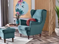 Welurowy fotel uszak MALMO MORSKI - DREWNO ORZECH - w aranżacji ze stolikiem IBIA XL oraz pufą MALMO