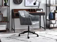 Fotel biurowy tapicerowany MARCEL SZARY NA CZARNEJ NODZEv - w aranżacji z regałami HARPER i biurkiem RIKO