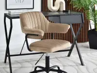 Welurowy fotel do biurka MERLIN BEŻOWY NA CZARNYM STELAŻU - komfortowe siedzisko