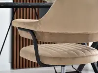 Welurowy fotel do biurka MERLIN BEŻOWY NA CZARNYM STELAŻU - charakterystyczne detale