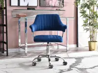 Fotel biurowy MERLIN GRANATOWY glamour welurowy + chrom - w aranżacji z biurkiem LAPIS