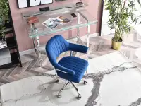Fotel biurowy MERLIN GRANATOWY glamour welurowy + chrom - w aranżacji z biurkiem LAPIS