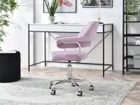 Fotel glamour z przeszyciami i tkaniną velvet MERLIN LILIOWY - w aranżacji z biurkiem UNIF i pufą BASEL