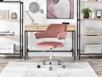 Fotel biurowy glamour MERLIN PUDROWY RÓŻ + CHROM - w aranżacji z regałami OTTO i biurkiem KALAN
