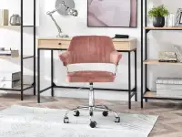 Fotel biurowy glamour MERLIN PUDROWY RÓŻ + CHROM - w aranżacji z regałami OTTO i biurkiem KALAN