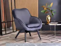 Fotel welurowy MERS GRAFIT STALOWY NA CZARNYCH NOGACH - w aranżacji ze stolikiem IBIA XL