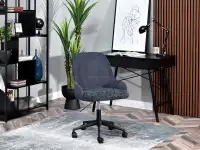 Fotel biurowy z regulacją MIO MOVE CIEMNY GRANAT – CZARNA NOGA w aranżacji z biurkiem FALUN