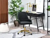 Obrotowe krzesło biurowe  MIO MOVE CZARNE BOUCLE - ZŁOTA NOGA w aranżacji z biurkiem FALUN