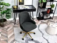 Obrotowe krzesło biurowe  MIO MOVE CZARNE BOUCLE - ZŁOTA NOGA w aranżacji z biurkiem FALUN
