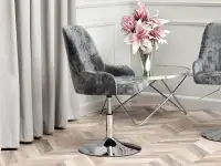 Fotel z tkaniny MIO RING CIEMNOSZARY - CHROM w aranżacji