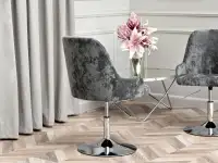 Fotel z tkaniny MIO RING CIEMNOSZARY - CHROM w aranżacji