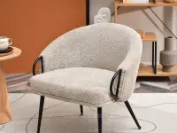 Beżowy fotel do salonu CLARA - CZARNA PODSTAWA - fotel z wygodnym siedziskiem