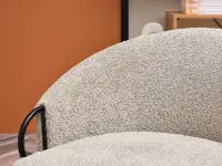 Beżowy fotel do salonu CLARA - CZARNA PODSTAWA - fotel z tkaniną typu boucle