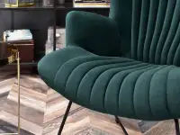Fotel welurowy NELL ZIELONY BUTELKOWY  na metalowych płozach - komfortowe siedzisko