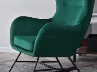 Fotel bujany NESTA ZIELONY z weluru na czarnych płozach - stylowa forma