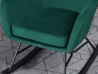 Fotel bujany NESTA ZIELONY z weluru na czarnych płozach - miękkie siedzisko