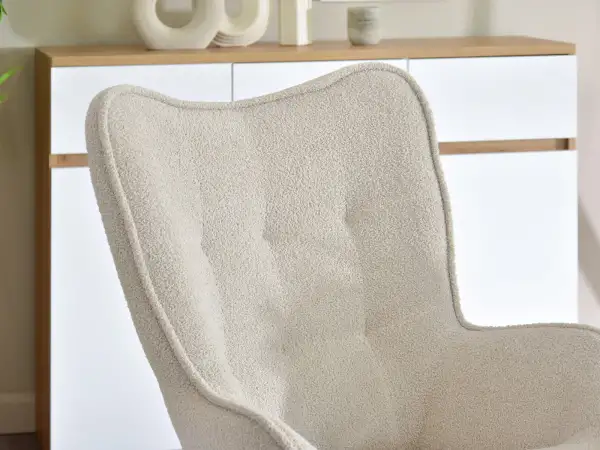 Beżowy fotel z tkaniną boucle i bukową nogą - idealny akcent dla każdego pomieszczenia