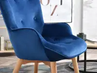 Fotel welurowy NURIA GRANATOWY na bukowych nogach - komfortowe siedzisko