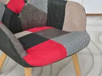Kolorowy fotel do salonu NURIA PATCHWORK 3 - BUK - miękkie siedzisko