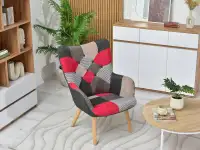Kolorowy fotel do salonu NURIA PATCHWORK 3 - BUK - w aranżacji